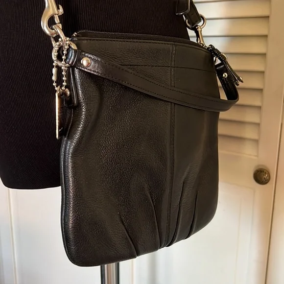 Authentic Coach Black Leather Messenger Crossbody Bag - Picture 2 of 9